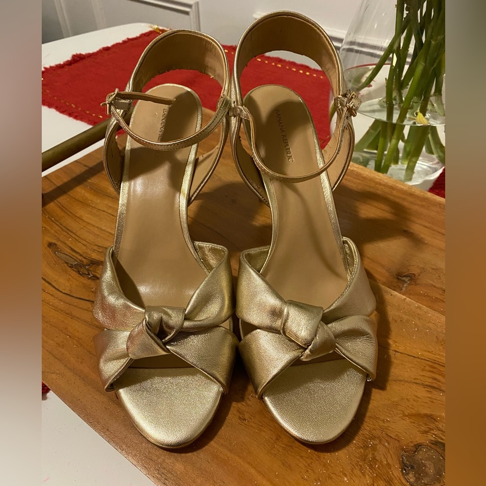 Banana Republic Woman’s Size 11 Gold Bow Heels.